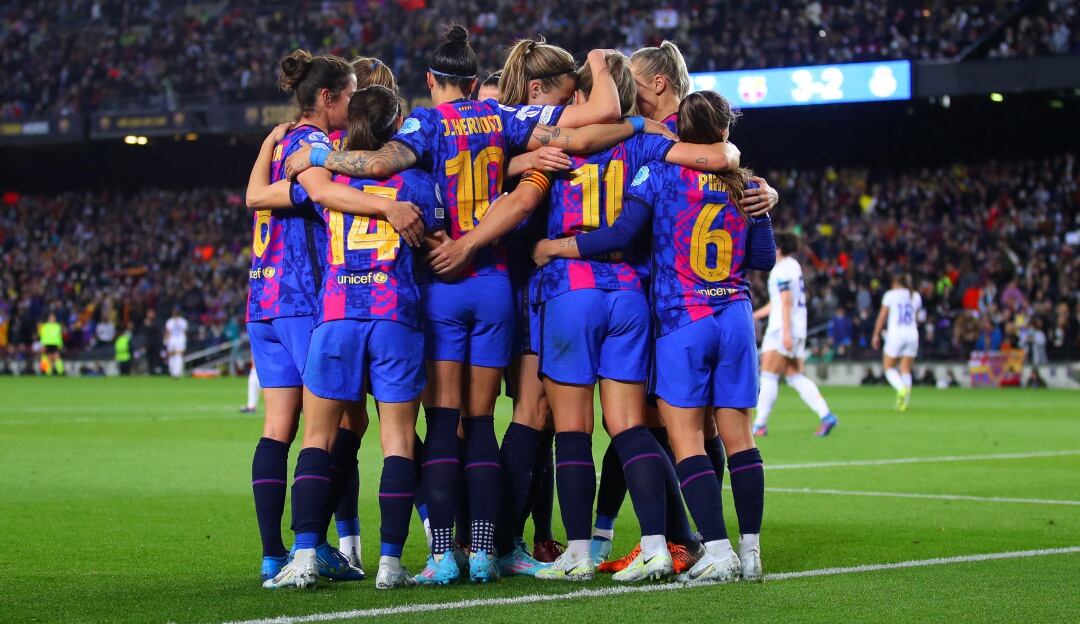 Las jugadoras del Barcelona festejan el triunfo sobre el Real Madrid ante la multitud de aficionados en el Camp Nou.