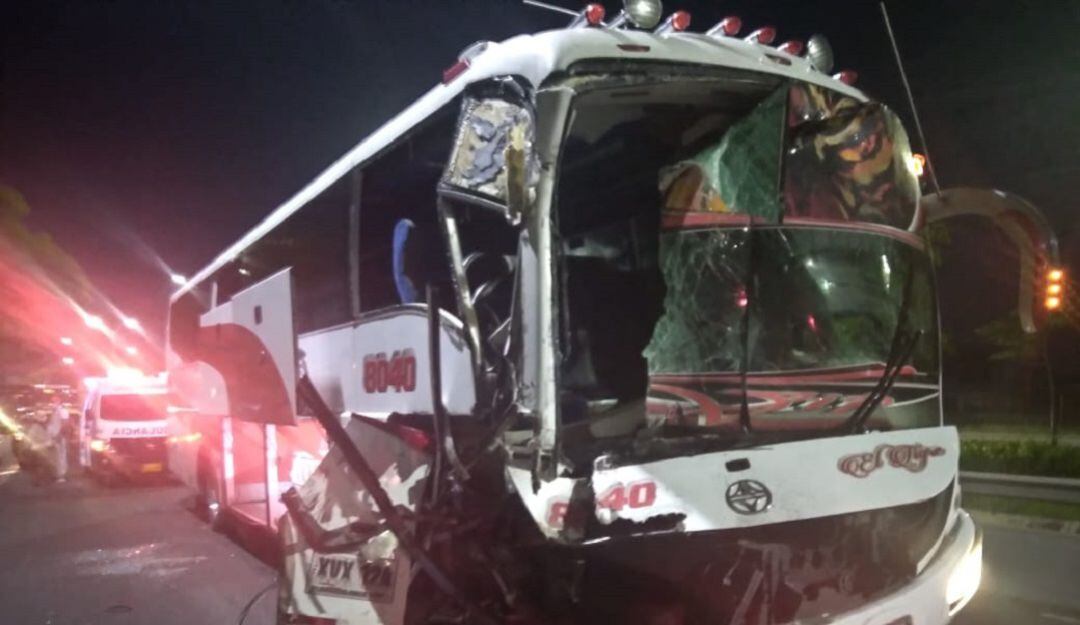 El bus accidentado en la carretera de la Circunvalar en Barranquilla.