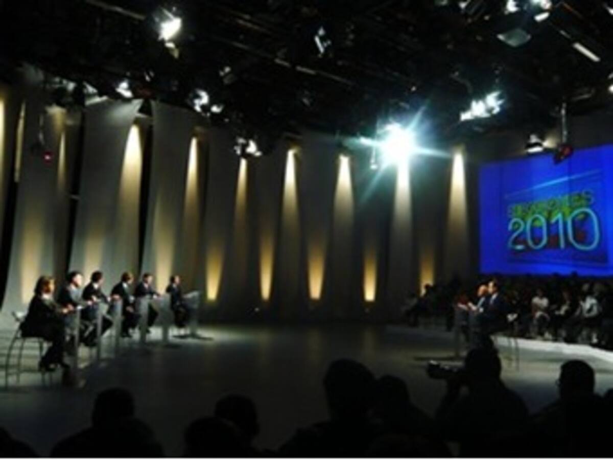 'Chuzadas' telefónicas son abuso de autoridad y delito de Lesa Humanidad, según candidatos