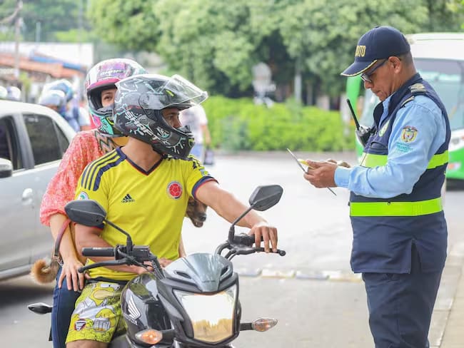 15 SMLDV de multa e inmovilización por no portar documento clave en moto: Infracción C35 explicada
