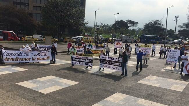 Los damnificados por la millonaria estafa de Elite en Colombia protestan a las afueras del búnker de la Fiscalía General de la Nación. Foto: Laura Palomino (W Radio)
