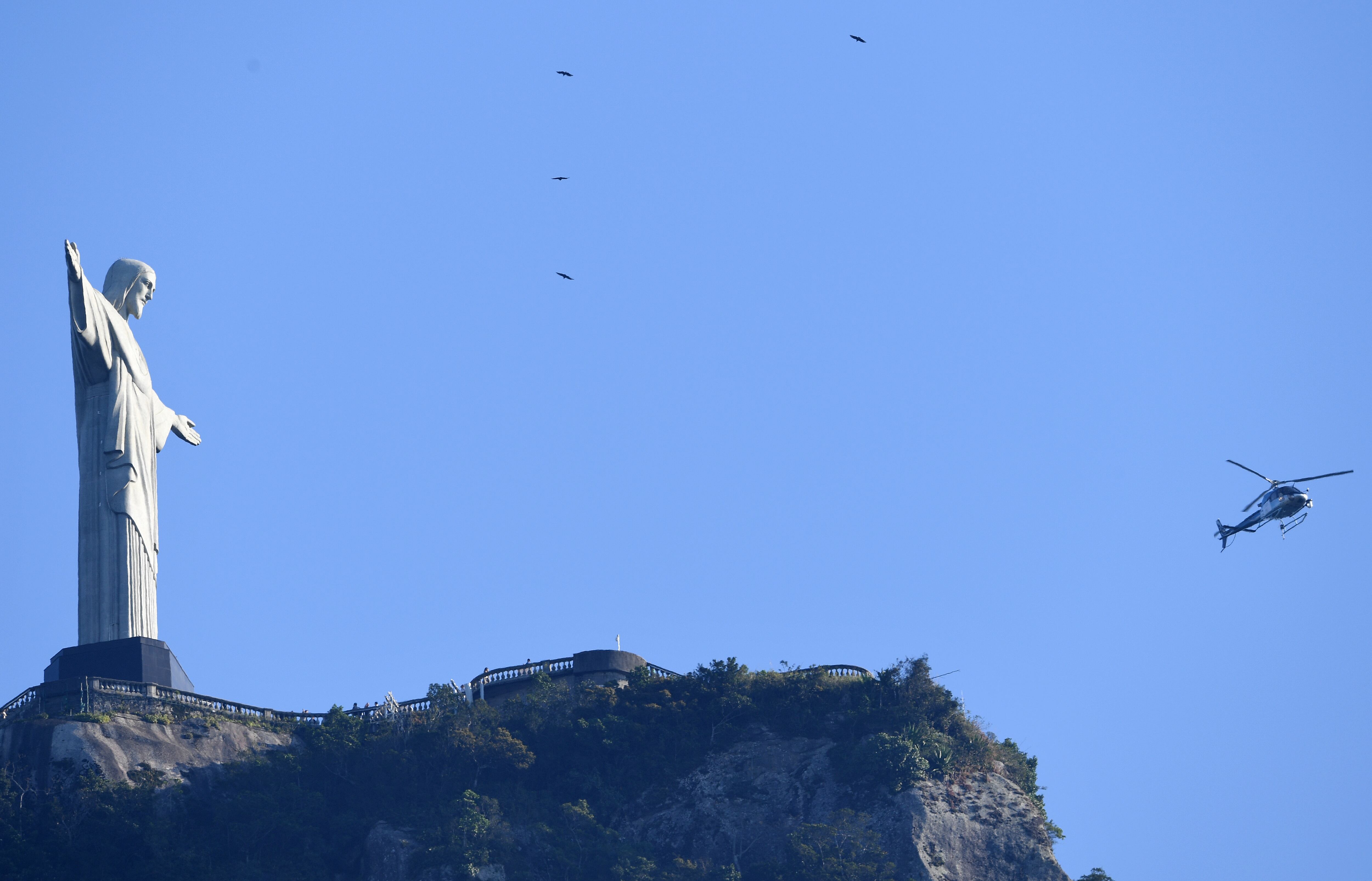 A helicopter flies next to the Christ the Redeemer statue, Rio de Janeiro, Brazil. Imagen tomada de Getty Imagenes (Crédito: picture alliance / Colaborador)