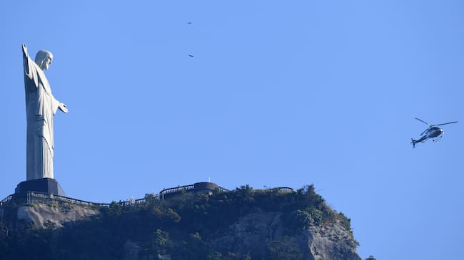 A helicopter flies next to the Christ the Redeemer statue, Rio de Janeiro, Brazil. Imagen tomada de Getty Imagenes (Crédito: picture alliance / Colaborador)