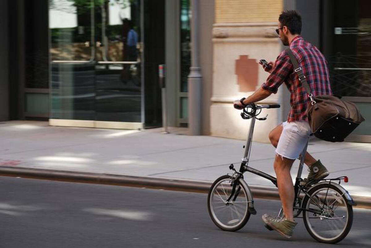 En la página cyclechicrepublic.com hay fotos de personas de diferentes ciudades del mundo que se han unido a la moda de movilizarse en bicicleta con estilo.