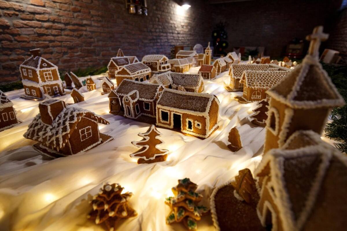 Vista de un modelo a escala de una aldea húngara hecha de galleta de jengibre en Szepetnek, a 220 km de Budapest (Hungría). Para la maqueta se han usado más de 20 kilos de harina.