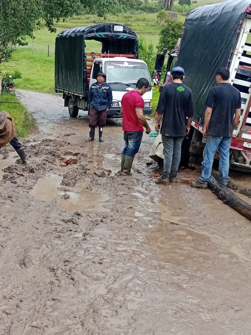 La vía Pantano de Vargas-Firavitoba se ha vuelto intransitable para los habitantes y campesinos que llevan sus productos a las centrales agrícolas en Boyacá / Foto: Suministrada.