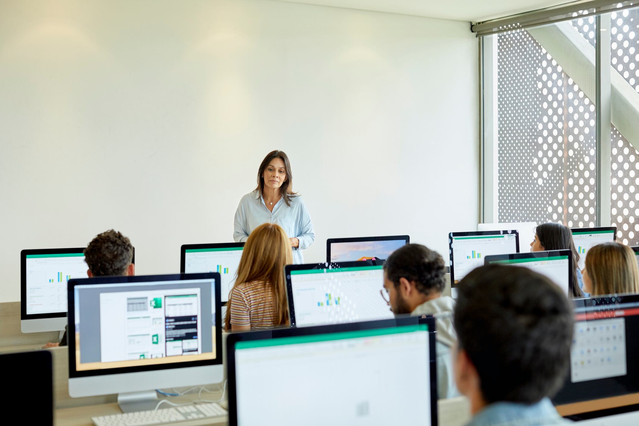 Profesora dictando una clase a sus alumnos (Getty Images)