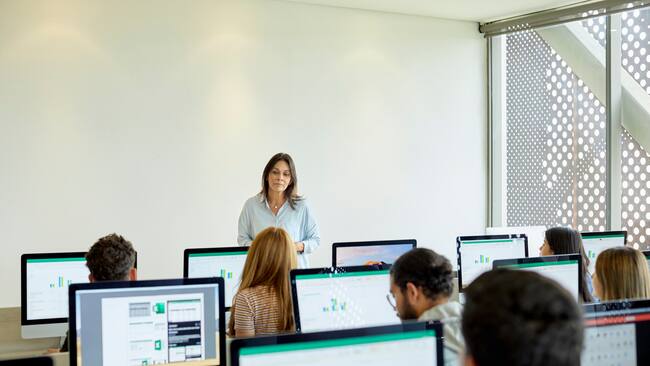 Profesora dictando una clase a sus alumnos (Getty Images)