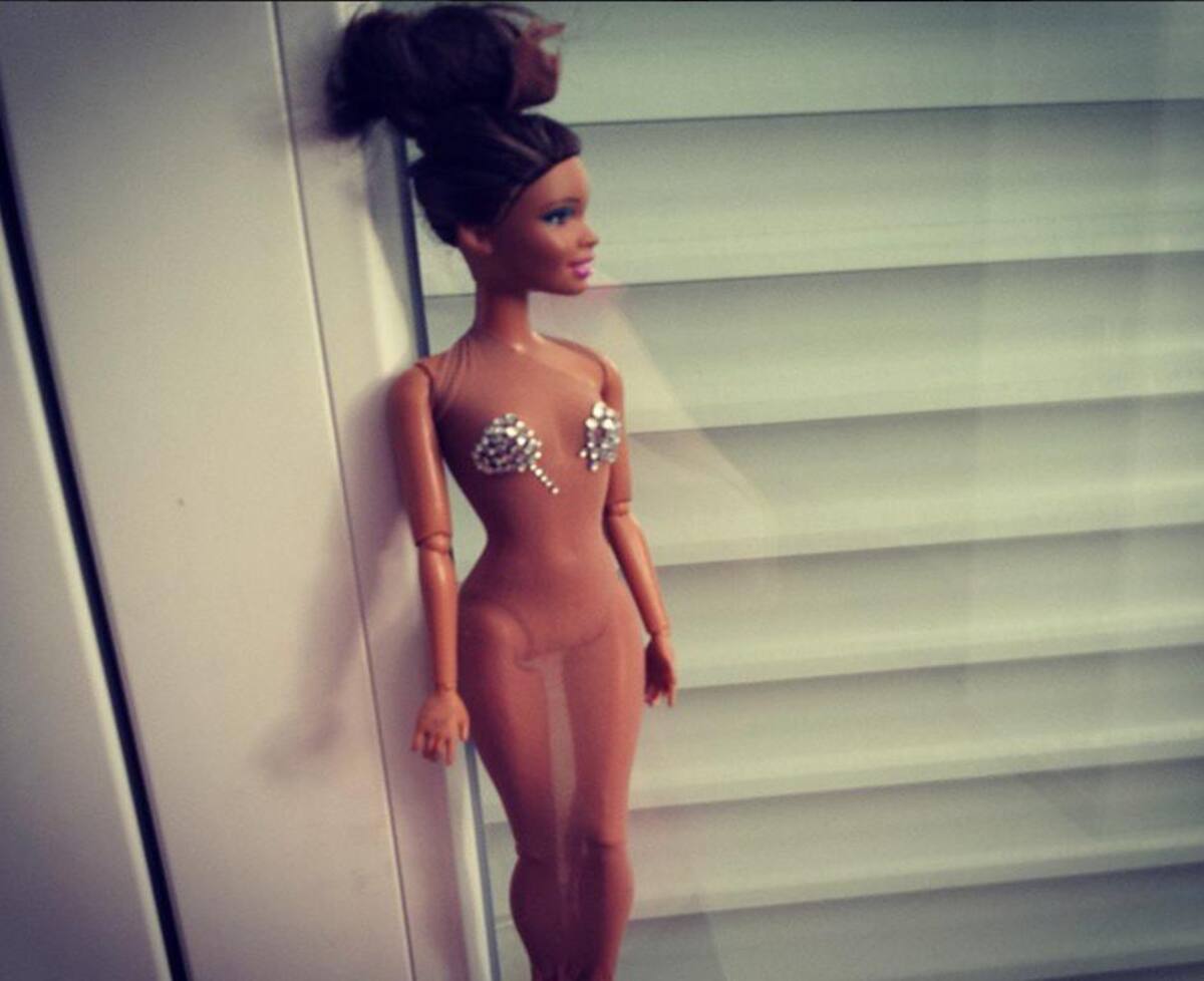 A través de su cuenta @mariaang2002, María Angélica Padilla muestra sus diseños en el cuerpo de muñecas. La siguen cerca de 5.000 personas.