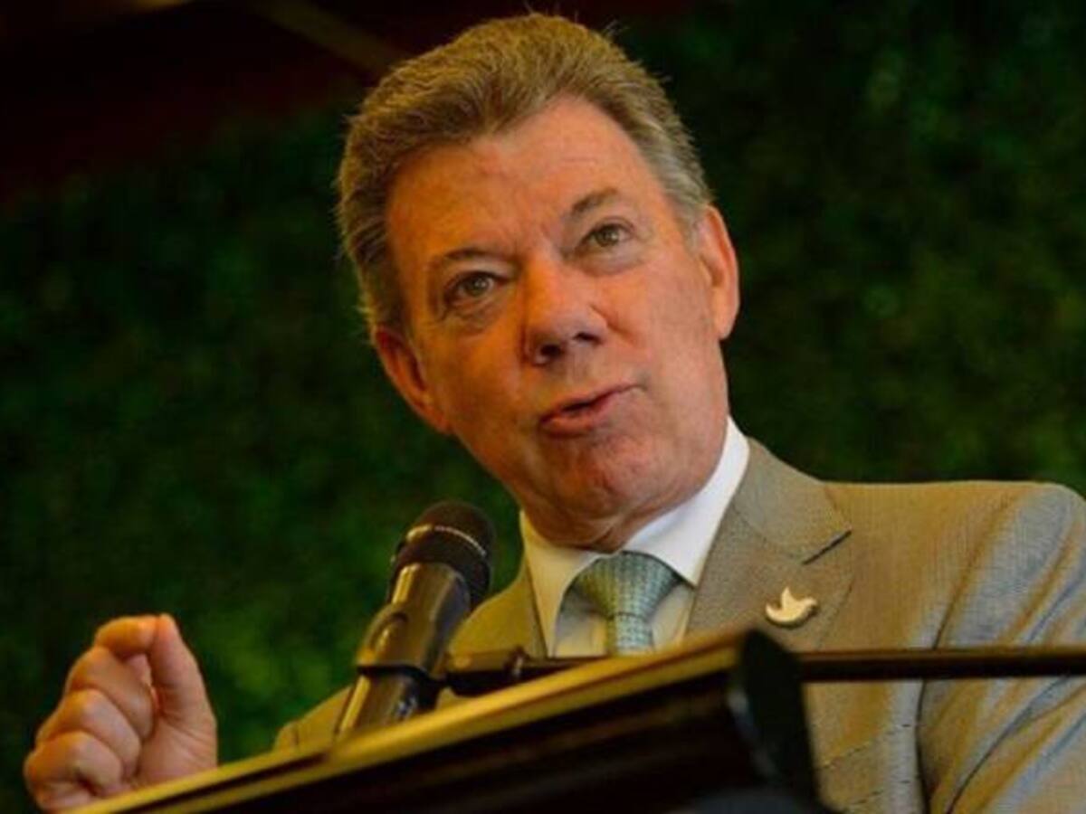 Santos advierte "intereses corrompidos" en el Congreso para eliminar “pliegos tipo”
