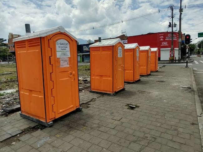 En Medellín instalan baños para que habitantes de calle laven sus manos
