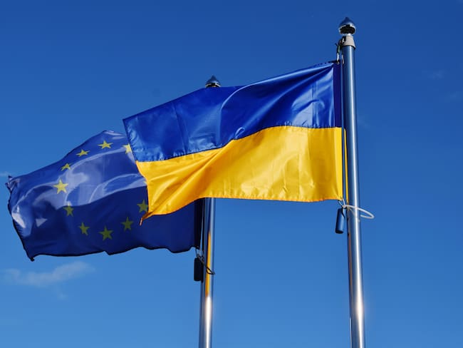 Imagen de referencia de las banderas de la Unión Europea y Ucrania. Foto: Anastasia Malaman / EyeEm / Getty Images)