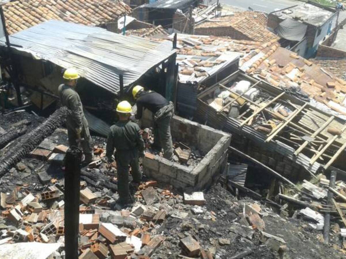 Gobierno del Valle, atendió incendio en Cartago que dejó tres muertos y un centenar de damnificados