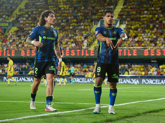 VILLARREAL, SPAIN - SEPTEMBER 14: Cucho Hernandez of Real Betis Balompie celebrates after scoring his team's first goal during the LaLiga EA Sports 2026/27 match between Villarreal CF and Real Betis Balompie at Estadio de la Ceramica on September 14, 2026 in Villarreal, Spain. (Photo by Francisco Macia/Getty Images)