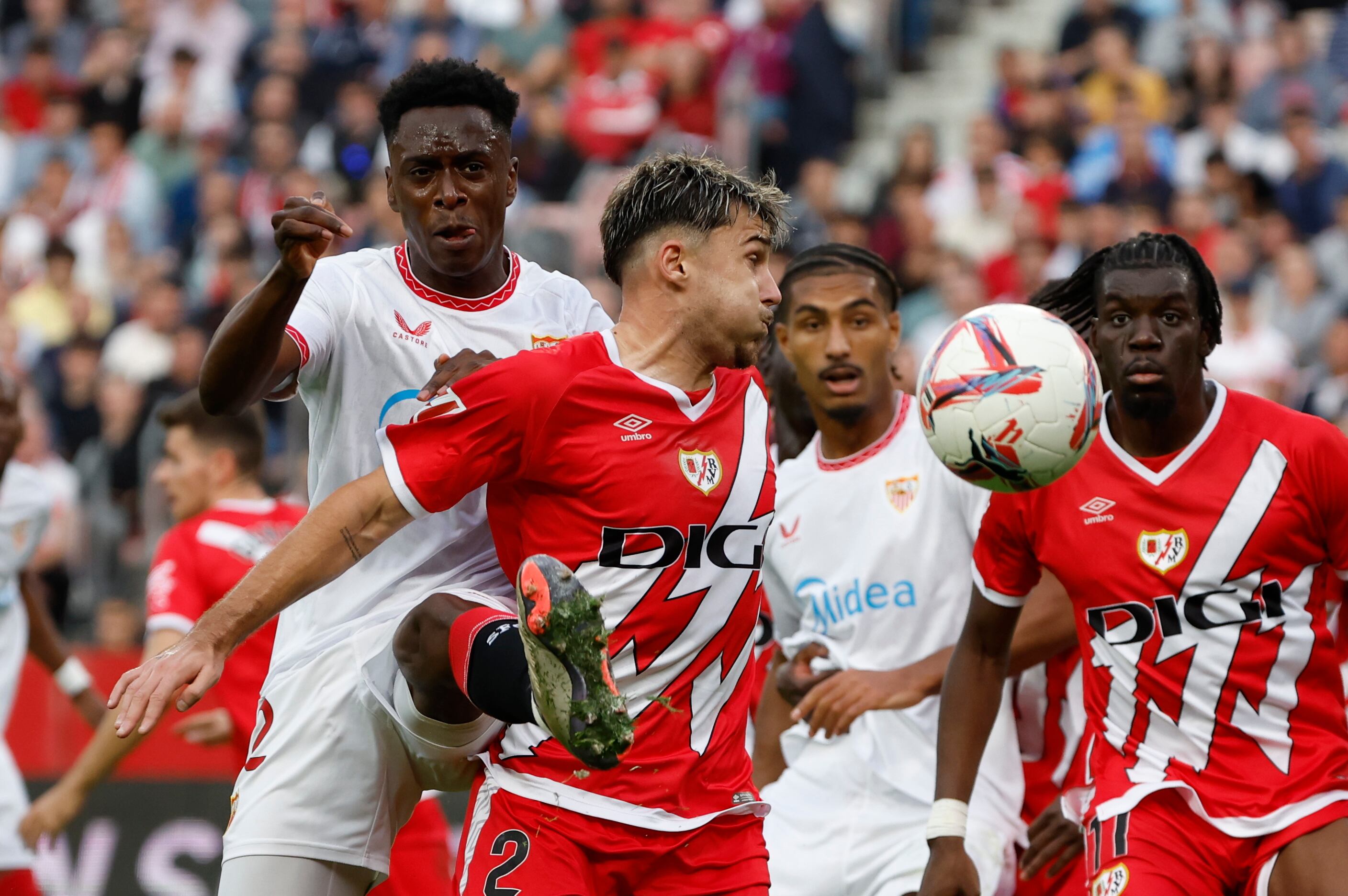 Rayo Vallecano y Sevilla -EFE/ Julio Munoz