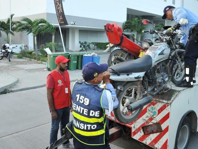 Inmovilizan motocicletas por llevar parrilleros en Cartagena