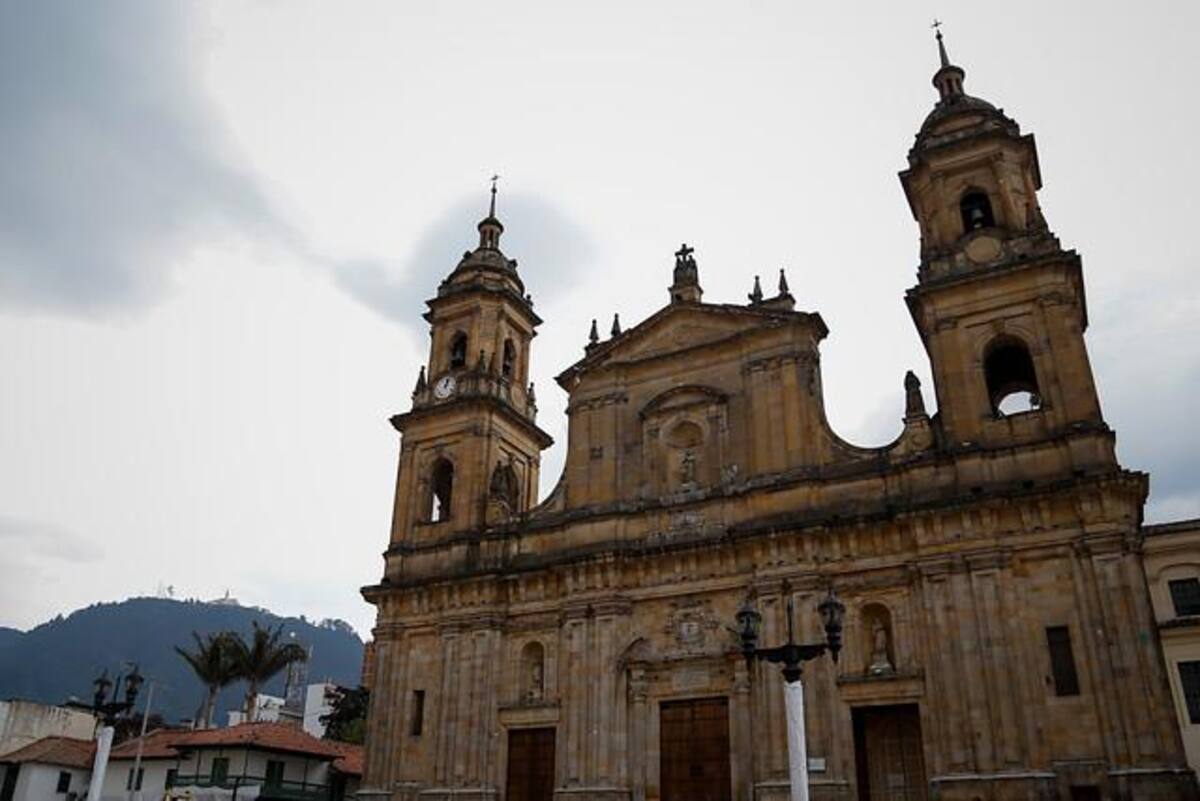 Imágenes de algunas de los principales templos e iglésias cátolicas de Bogotá, donde los fieles se reúnen a conmemorar la pasión de Cristo.