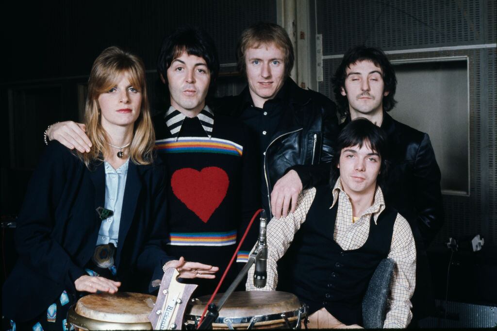British rock group Wings pictured together at Abbey Road Studios to record the album, 'Venus And Mars', London, 15th November 1974. Left to right: keyboard player Linda McCartney (1941 - 1998), singer and bassist Paul McCartney, drummer Geoff Britton, guitarist Denny Laine and guitarist Jimmy McCulloch (1953 - 1979, front). (Photo by Michael Putland/Getty Images)