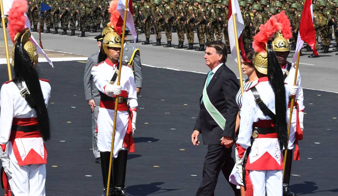 El presidente brasileño Jair Bolsonaro durante una jornada de desfiles militares.                Foto: Getty 
