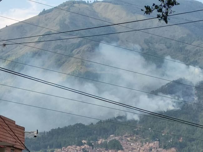 El incendio en el Cerro Quitasol en Bello, se reactivó y dejó un bombero lesionado