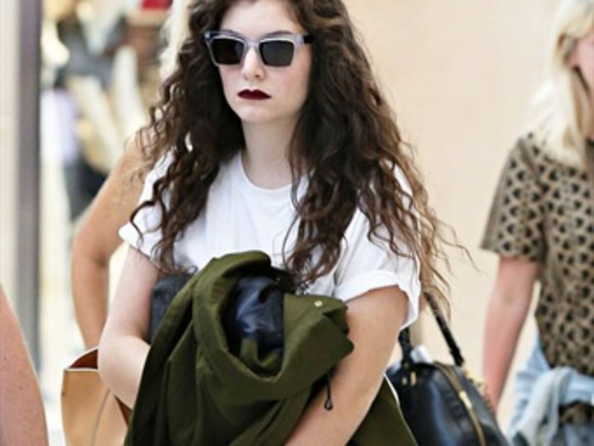 Lorde se mantiene fiel a su estilo