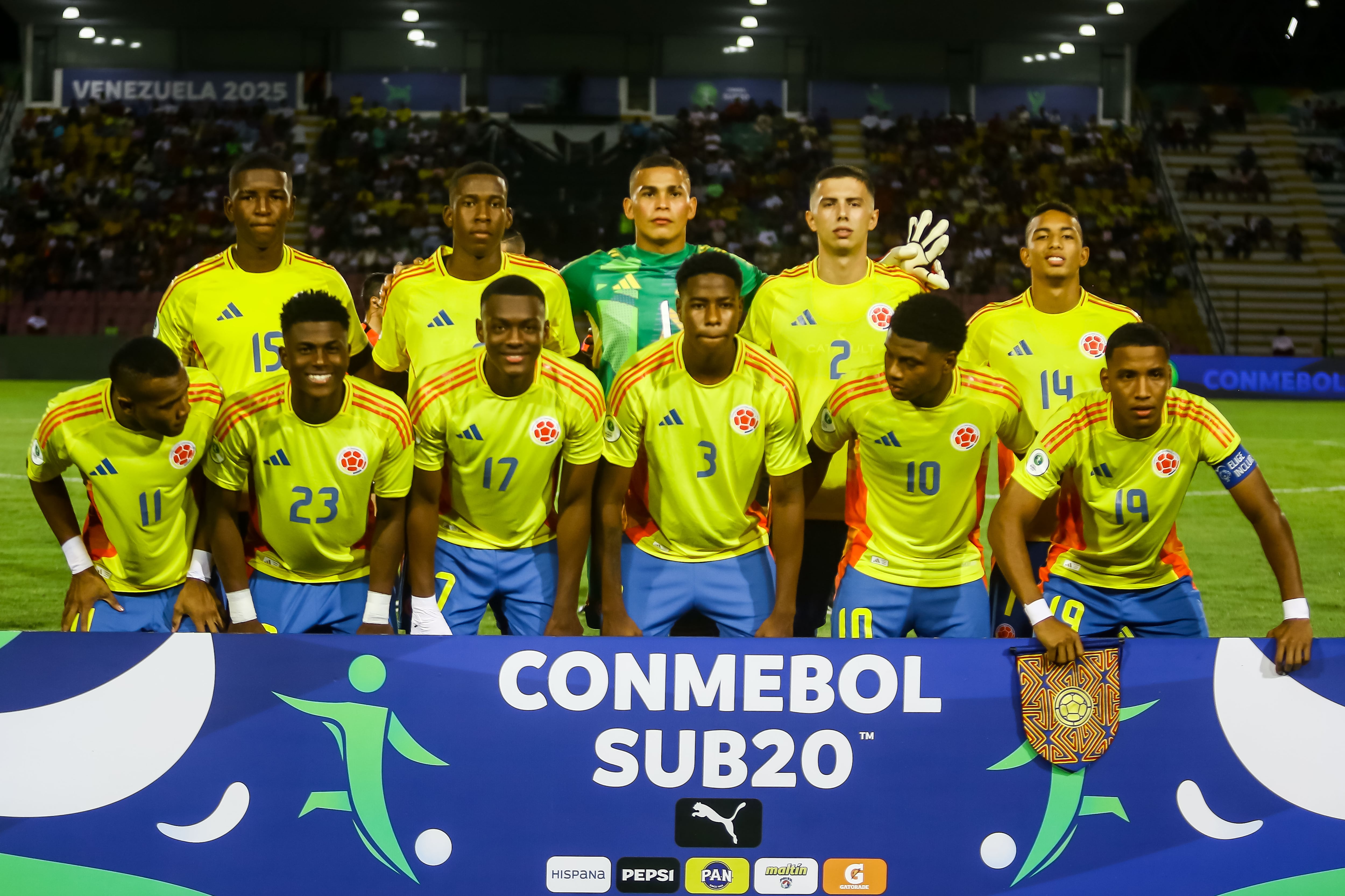 Jugadores de Colombia forman en el Campeonato Sudamericano sub-20 que se está disputando el estadio Polideportivo Misael Delgado en Valencia (Venezuela). EFE/ Juan Carlos Hernández