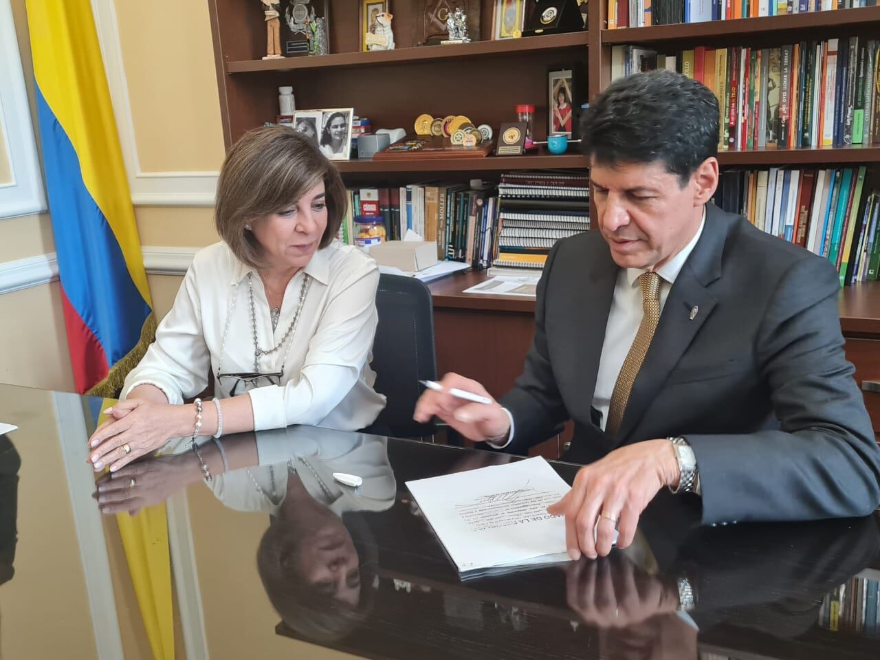 "Usted quiere reglamentar algo que ya está en la Constitución": Juan Pablo Calvás a Mila Romero por proyecto de ley