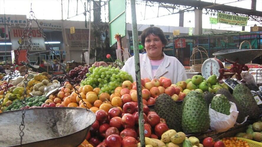 Se debe presentar por escrito la solicitud, indicando la plaza de su preferencia, la actividad a desarrollar y experiencia en la comercialización de los productos. Foto: Colprensa
