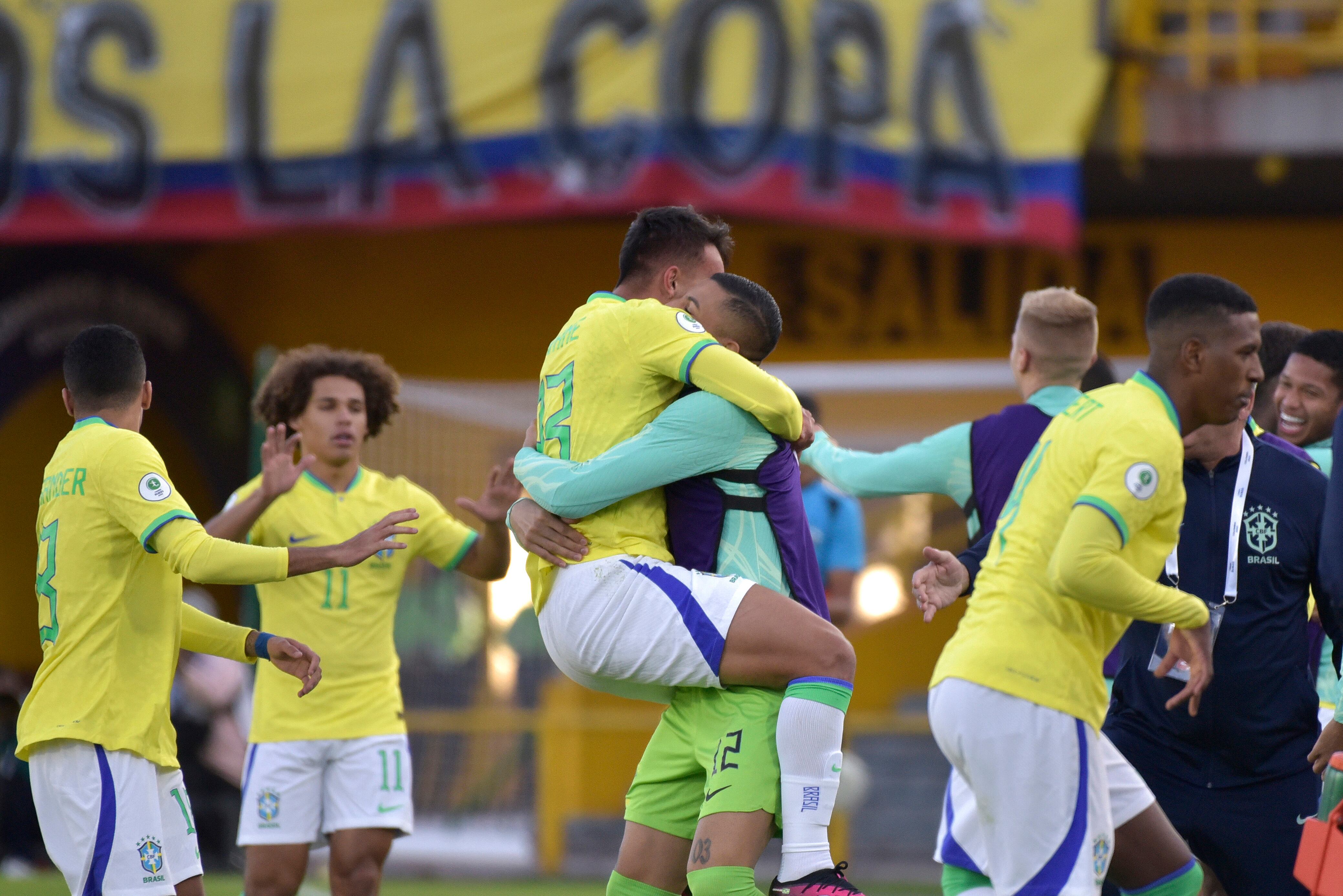 Los jugadores de Brasil celebran uno de sus dos goles ante Paraguay. (Photo by Guillermo Legaria Schweizer/Getty Images)
