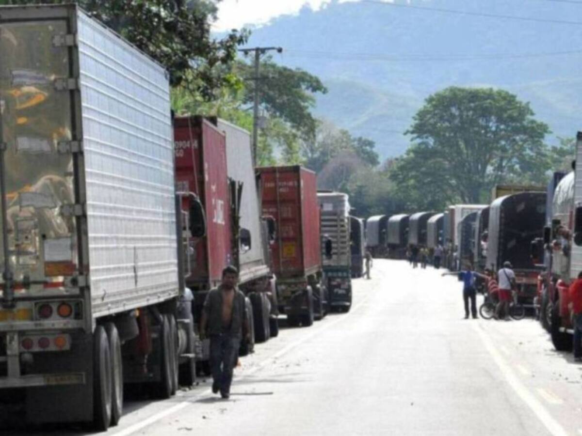 Comunidad afro tiene bloqueada la vía panamericana entre Pereira y Quibdó