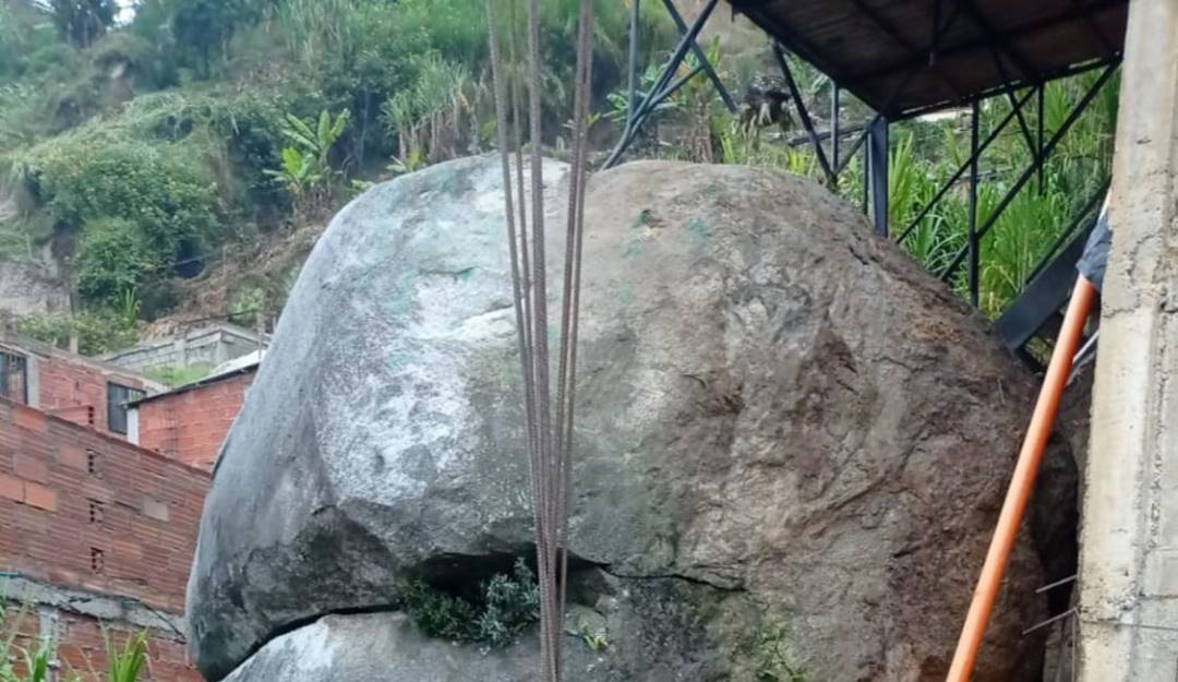 Piedra que amenaza viviendas en Bello, Antioquia.