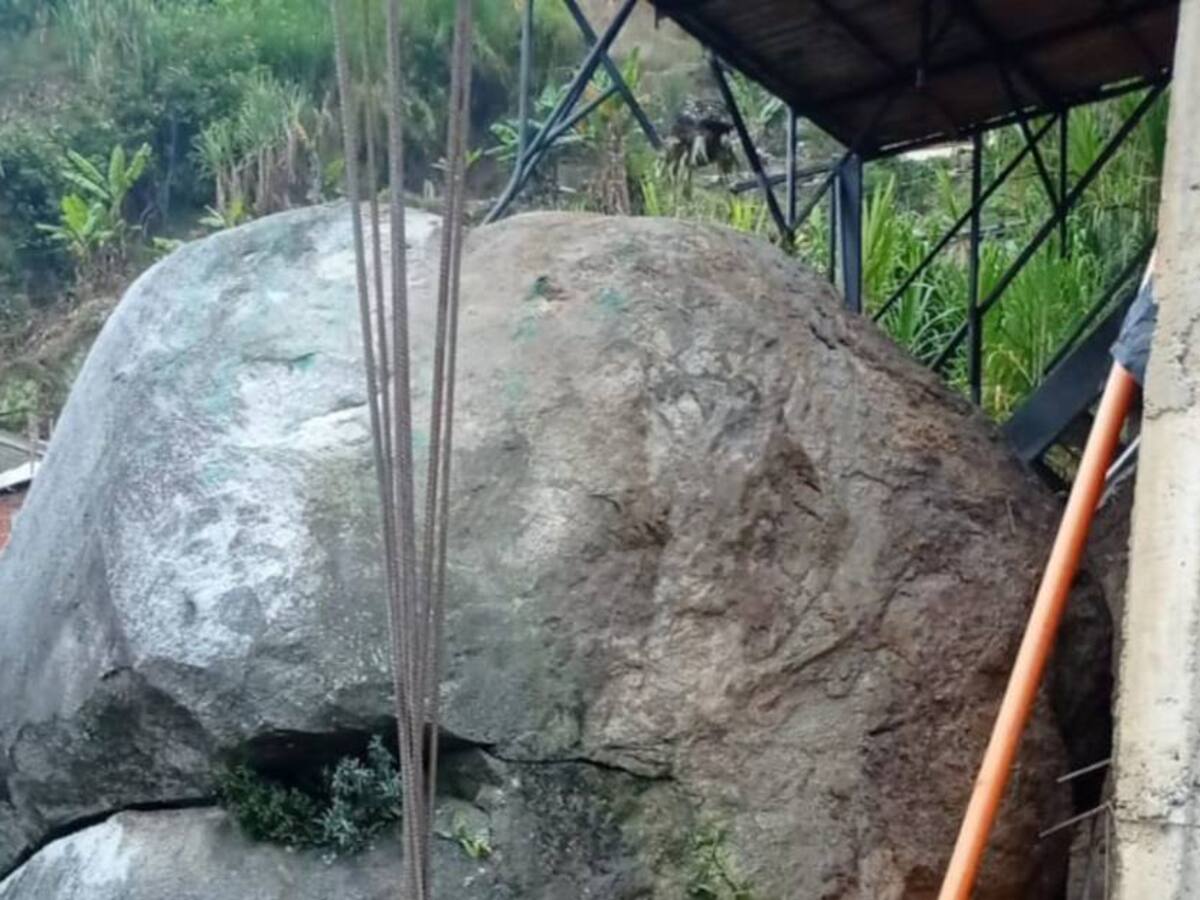 Gigantesca piedra amenaza con causar tragedia en Bello