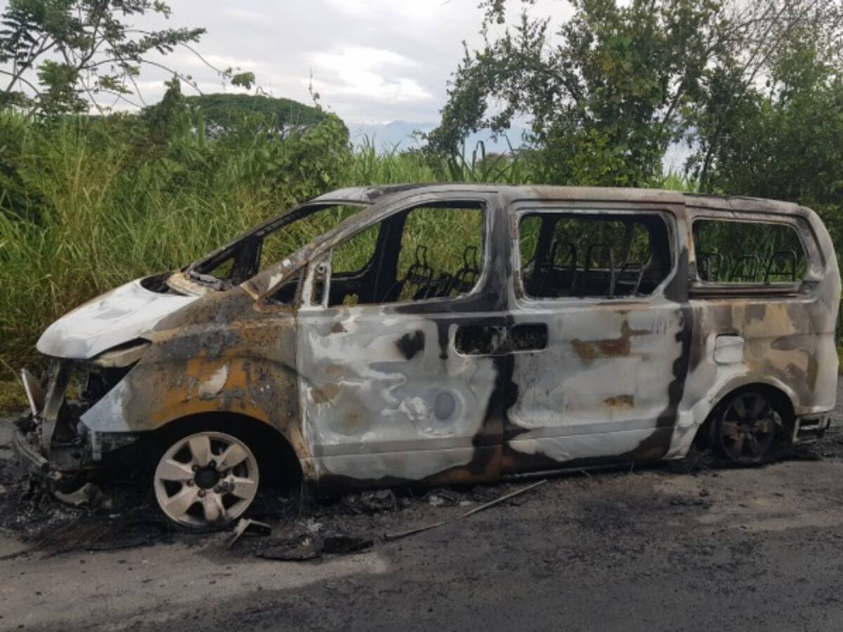 Quemaron otra buseta en la vía Corinto Padilla en el Cauca