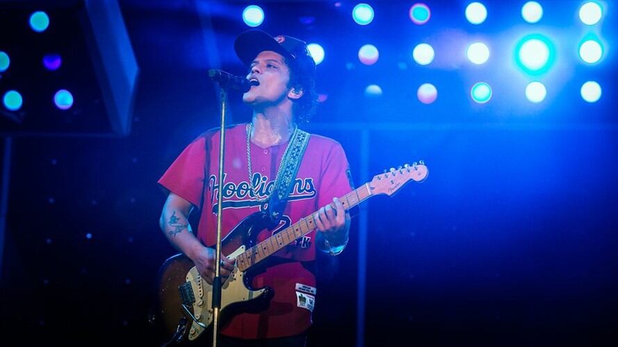 Con un espectáculo de luces, sincronizadas coreografías y una presentación musical llena de funk, pop y rock, el varias veces ganador del Grammy Bruno Mars conquistó con su magia a Bogotá. Foto: Colprensa