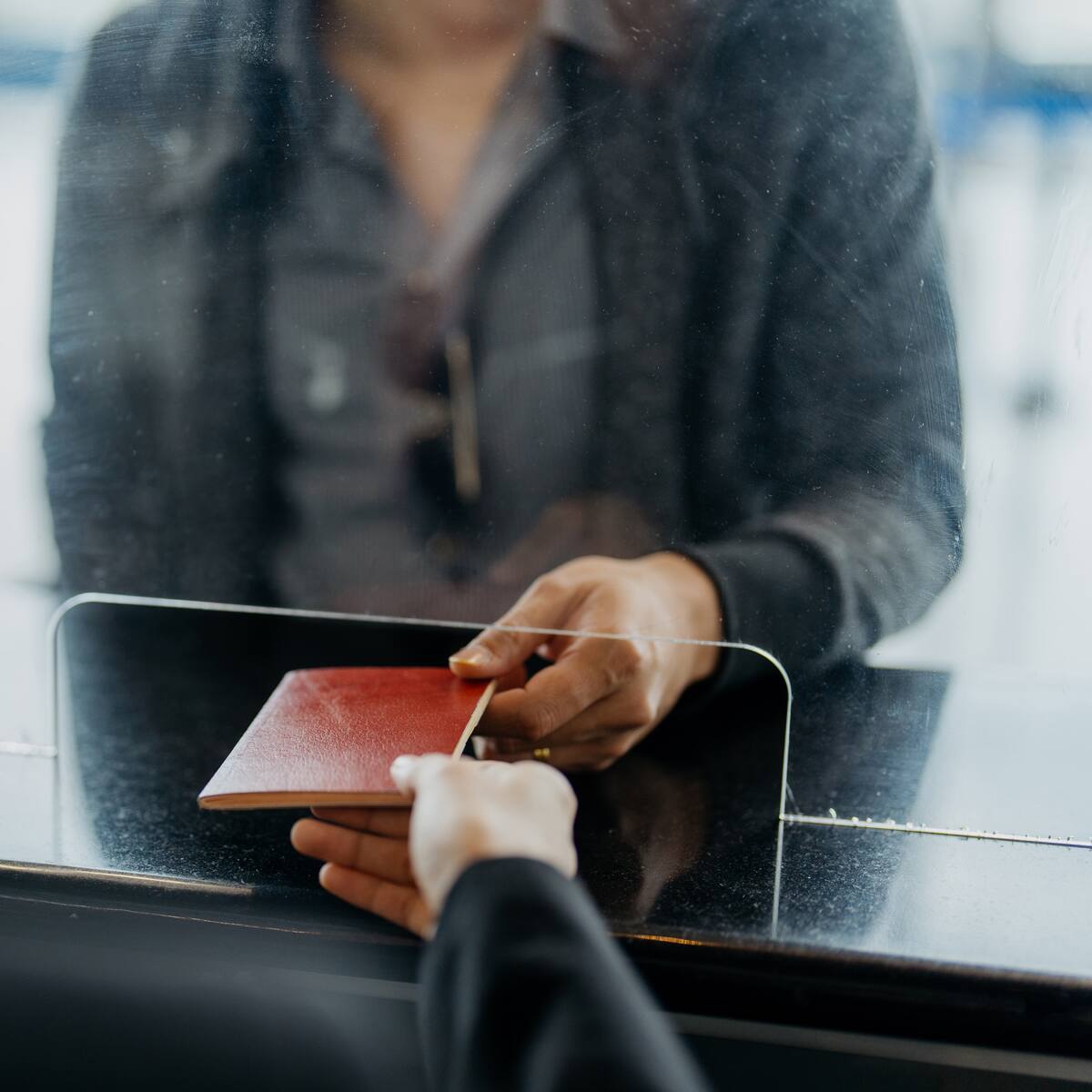 ¿Qué es ‘urgencia manifiesta’, figura para evitar parálisis en expedición de pasaportes?