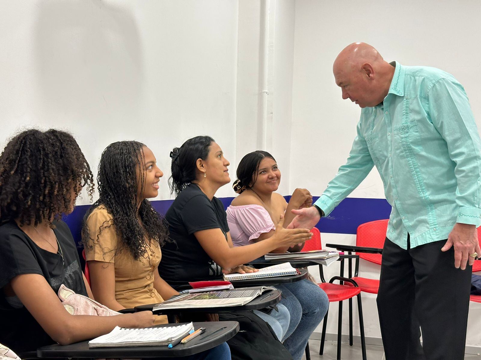 John McNamara visitó sedes del Centro Colombo Americano en Cartagena