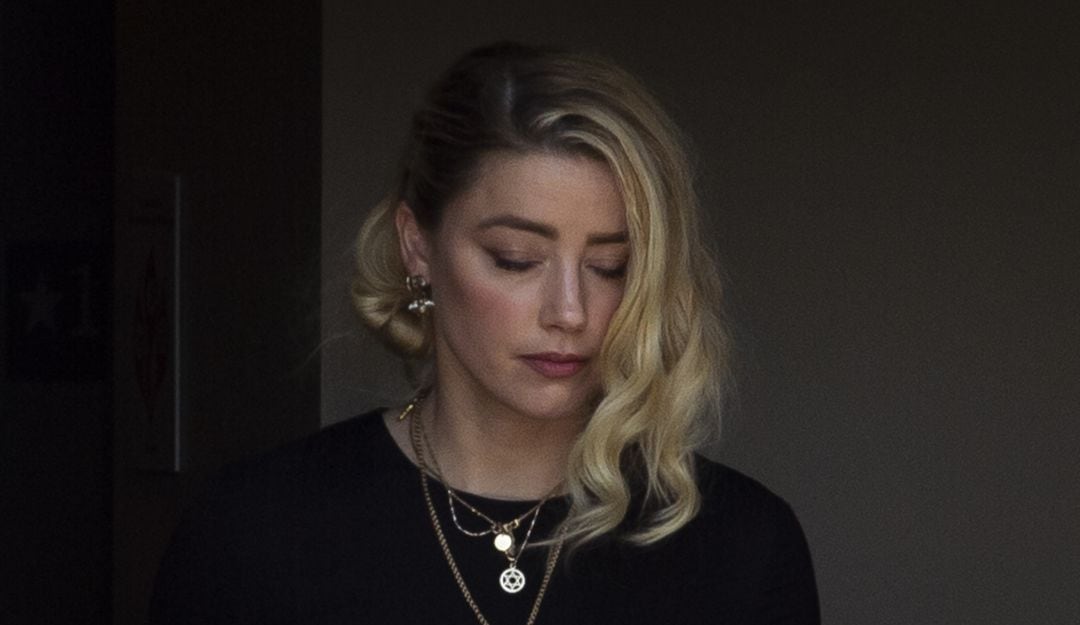 Amber Heard, saliendo del trbunal de Fairfax tras escuchar el veredicto. 