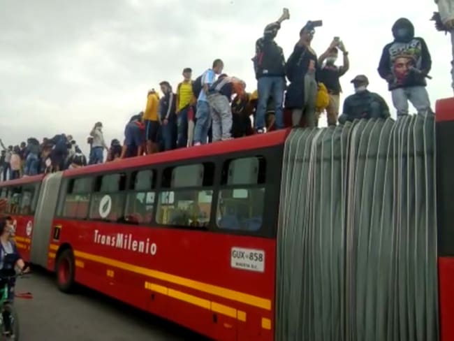 Durante manifestaciones raptan bus de Transmilenio y luego lo devuelven