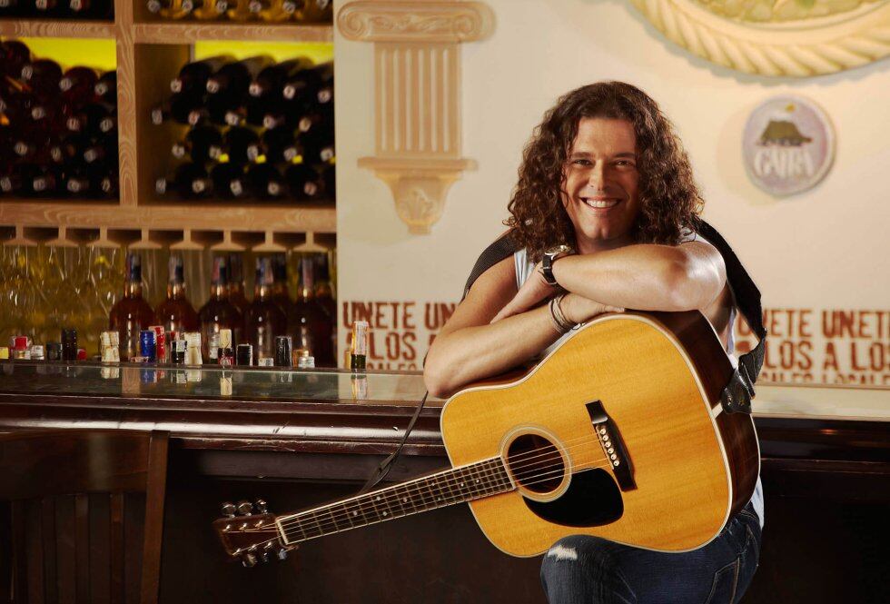 En 1986, Vives lanza su primer trabajo musical "Por Fuera y Por Dentro”, el cual está compuesto por baladas románticas.