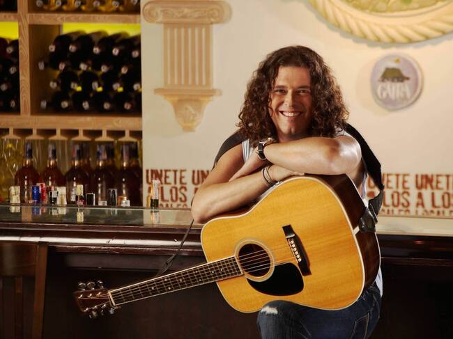 En 1986, Vives lanza su primer trabajo musical "Por Fuera y Por Dentro”, el cual está compuesto por baladas románticas.