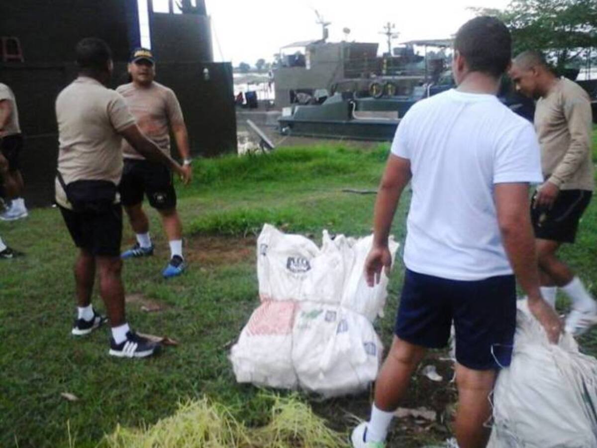 Armada Nacional brinda apoyo en el trasporte de ayudas humanitarias en Bolívar