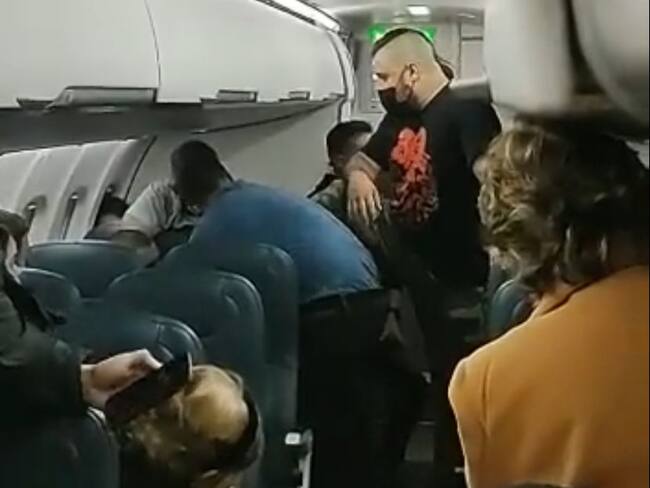 Hombre golpeó fuertemente a azafata durante aterrizaje en el Aeropuerto El Dorado