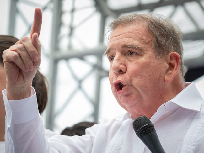 AME7082. BOGOTÁ (COLOMBIA), 23/08/2024.- Fotografía de archivo del 18 de mayo de 2024 del candidato presidencial de la Plataforma Unitaria Democrática (PUD), Edmundo González Urrutia, hablando durante un acto de campaña en La Victoria (Venezuela). El Ministerio Público (Fiscalía) de Venezuela informó que citará "en las próximas horas" al candidato presidencial de la oposición mayoritaria, González Urrutia, por una investigación penal en su contra, debido a la presunta comisión de delitos asociados a la denuncia de fraude electoral que ha hecho el antichavismo. EFE/ Rayner Pena R NO VENTAS ZONA EPA ARCHIVO
