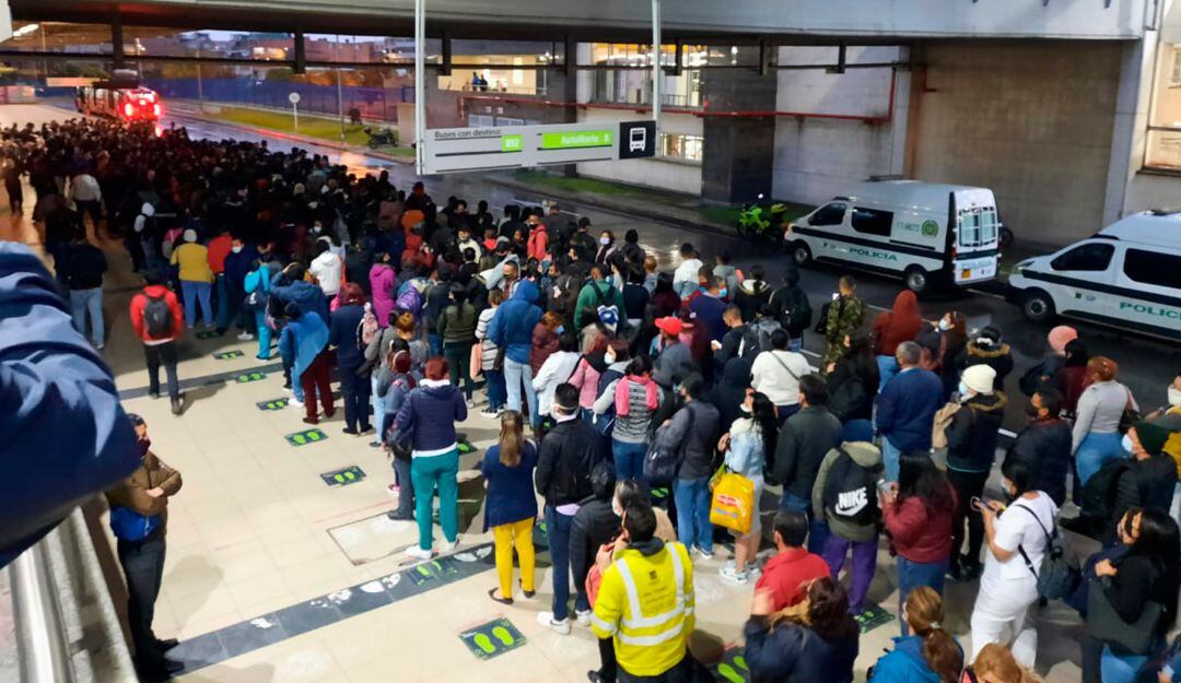 Aglomeraciones en Transmilenio el lunes 12 de abril.