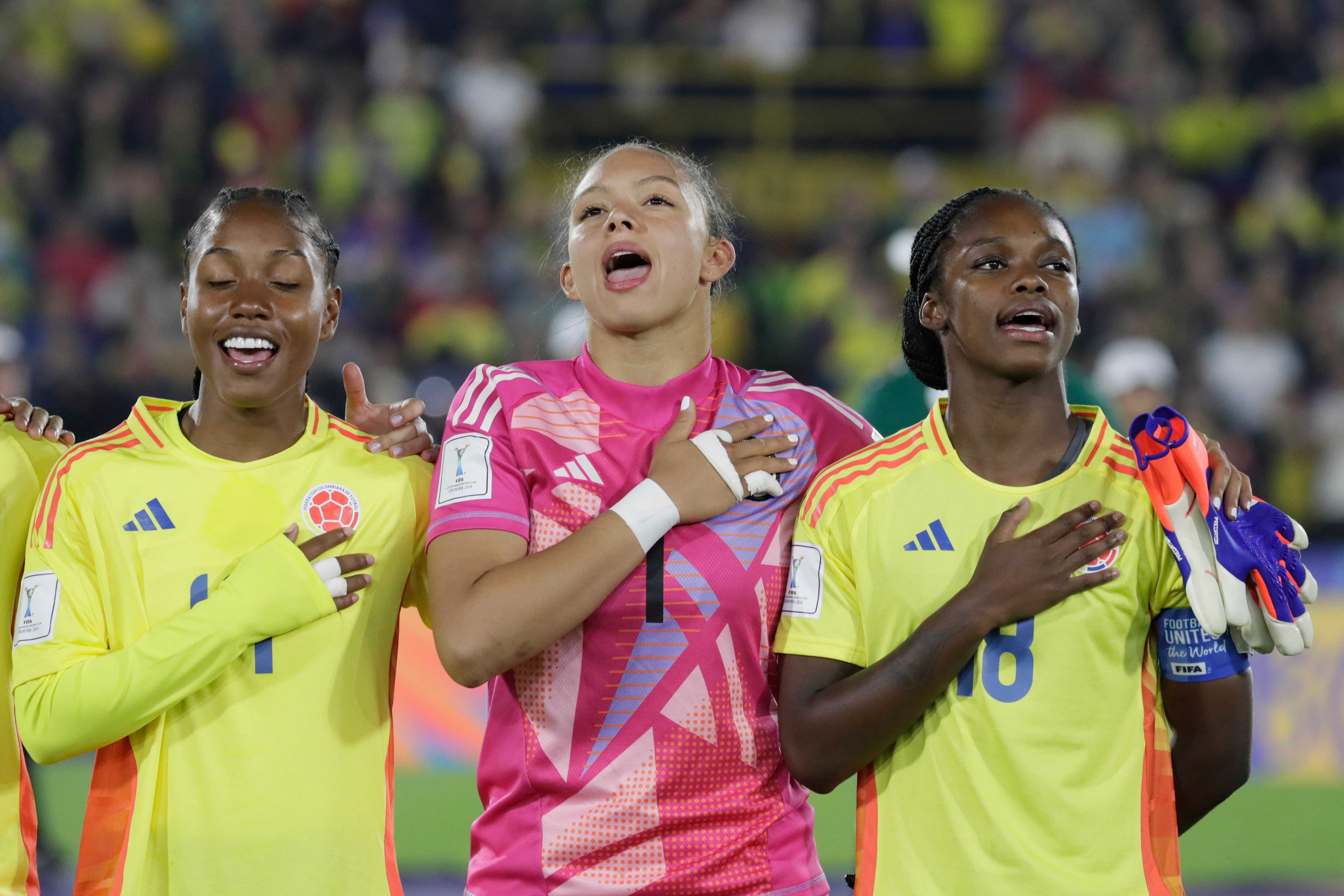 AME5545. BOGOTÁ (COLOMBIA), 03/09/2024.- Linda Caicedo (d), Luisa Agudelo (c) y Sintia Cabezas de Colombia forman este martes, en un partido del grupo A de la Copa Mundial Femenina sub-20 entre las selecciones de Colombia y Camerún en el estadio de El Campín en Bogotá (Colombia). EFE/ Carlos Ortega
