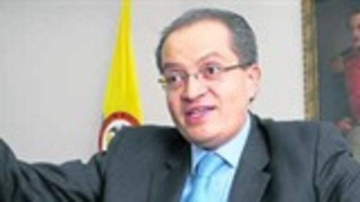 Santos debe frenar el colapso que se vendría encima si se promulgaba la Reforma: exministro Fernando Carrillo