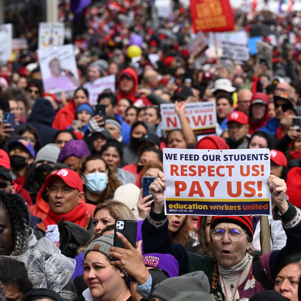 Maestros de Los Ángeles comienzan paro de 3 días y obligan cierre de 1.000 colegios