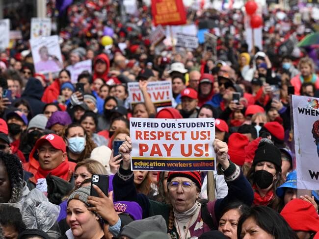 Maestros de Los Ángeles comienzan paro de tres días y obligan cierre de 1.000 colegios