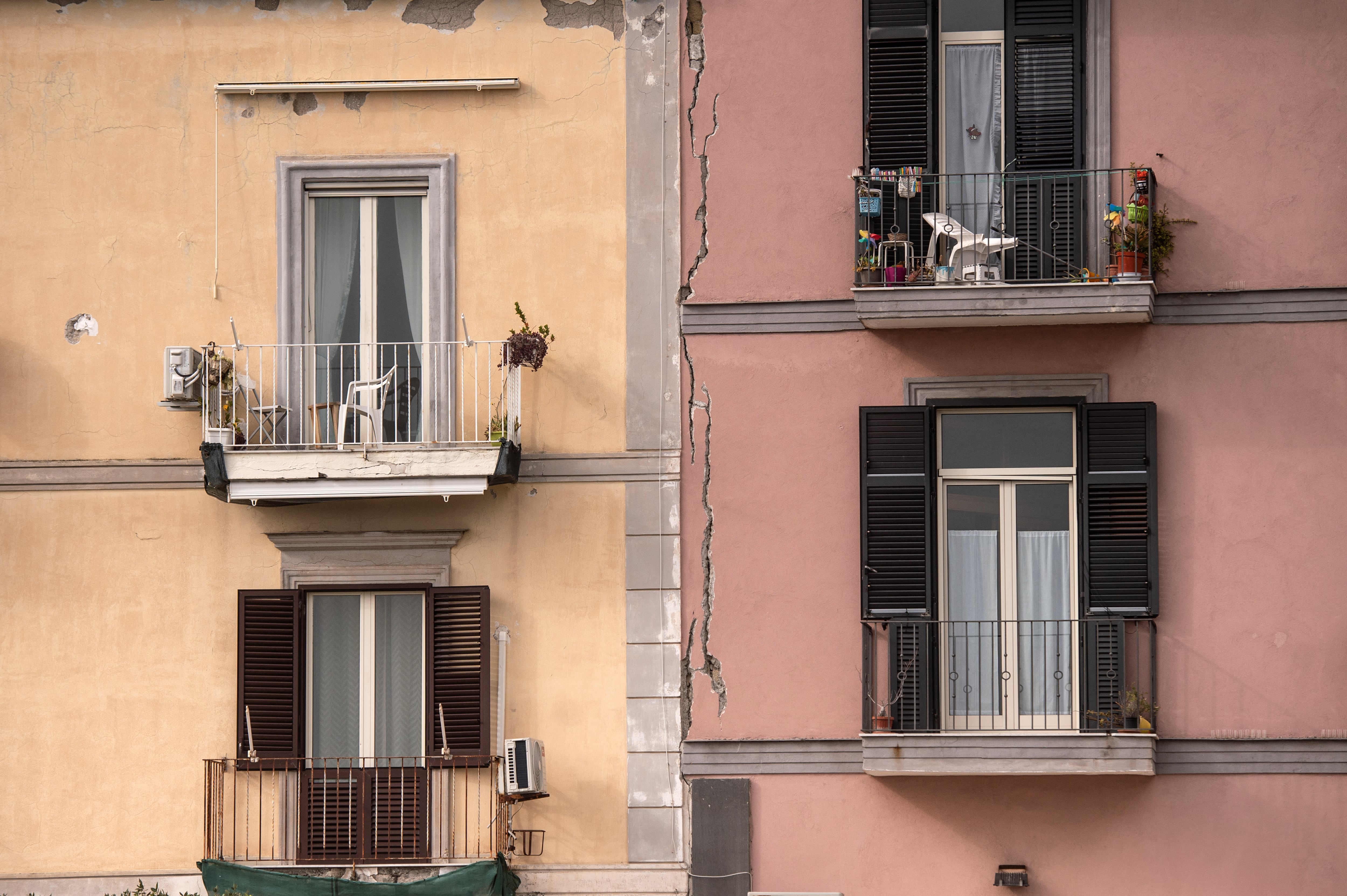 El cuerpo de Protección Civil italiano confirmó que el sismo causó una serie de derrumbes, cortes de luz e interrupción de algunos trenes.
(Foto: Ivan Romano/Getty Images)
