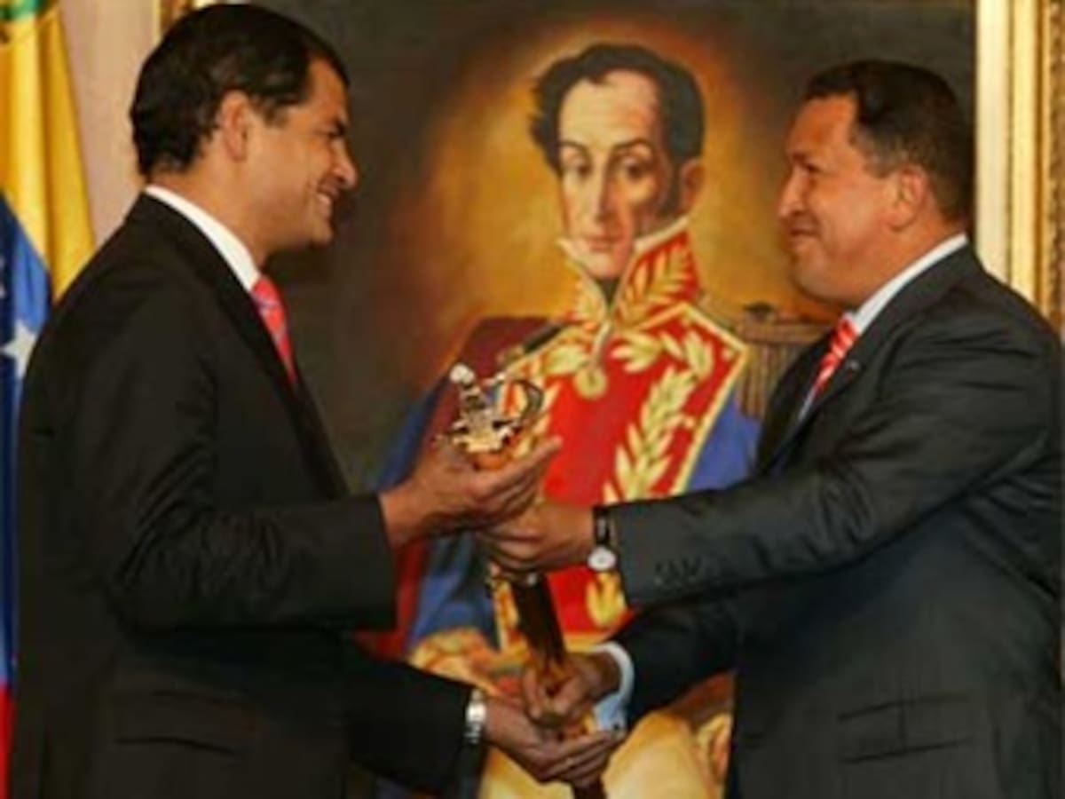 Rafael Correa viajó a Cuba para visitar a Hugo Chávez